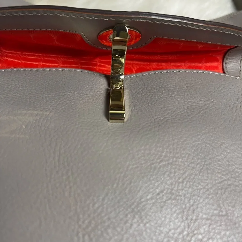 Kate Spade leather gray medium shoulder bag with gold tone hardwares.